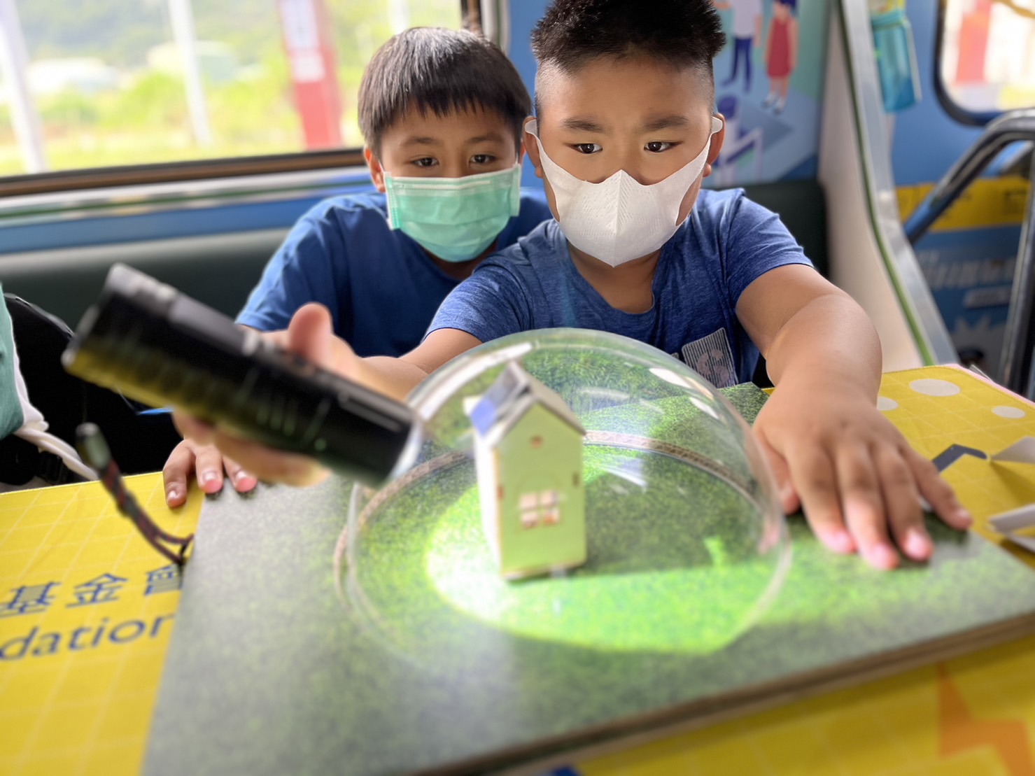 NG28娱乐參與基礎科學主題車廂，以STEAM教學精神，設計「逐日科學家」、「太陽能工程師」以及「淨零建築師」三大能源科普課程和實驗